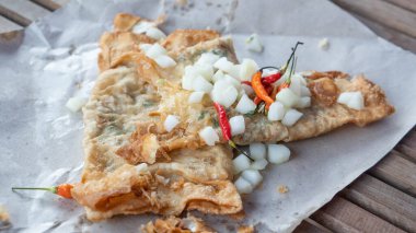 Yumurta Martabak. Yumurta, et ve baharatla dolu lezzetli bir kızarmış kek. Sokak yemekleri, tipik Endonezya yemekleri.