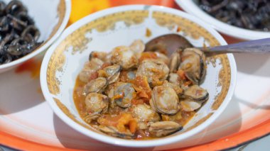 Bivalvia Deniz Ürünleri, tatlı ve ekşi istiridye soslu karides. Endonezya, Sulawesi 'den tipik bir tarif.