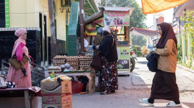 Pinrang Endonezya 12 Ekim 2023: Kampung jaya Pinrang köyündeki geleneksel pazarda tavuk yumurtası, sabah vakti, Asya Endonezya