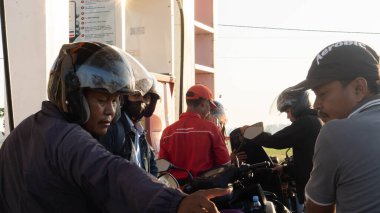 Pinrang Endonezya, 12 Ekim 2023: (Pertamina), motorlu taşıt yakıt istasyonları, benzin ve dizel istasyonları. Öğleden sonra portresi, Asya Endonezya