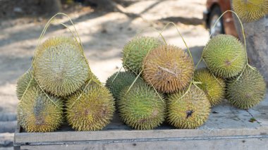 Yolun kenarındaki bir meyve satıcısının manzara fotoğrafı öğleden sonra Pinrang City, Endonezya 'daki Sulawesi ekseni.