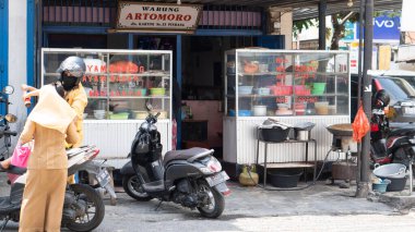 Pinrang Endonezya, 2 Kasım 2023: Pinrang City, Endonezya 'nın köşesindeki gıda tezgahlarının manzara fotoğrafı, 2 Kasım 2023
