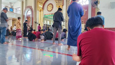 Pinrang Endonezya, 2 Kasım 2023: Endonezyalı Müslümanlar, Cemaat camide sunnah ve zorunlu namaz kılıyor, gündüz vakti Pinrang şehrinde, Asya Endonezya