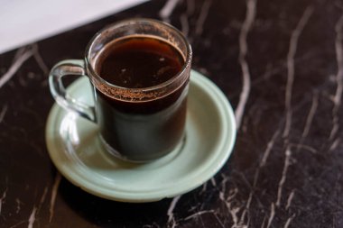 Sabah bir fincan siyah Arabika kahvesinin arka planı, Asya Endonezya