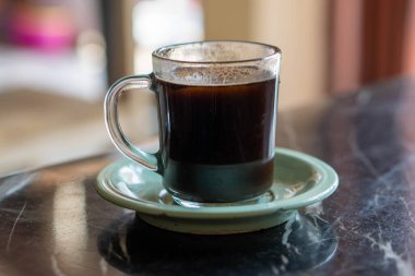 Sabah bir fincan siyah Arabika kahvesinin arka planı, Asya Endonezya