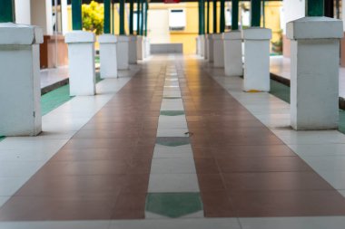 Pinrang Endonezya, 22 Kasım 2023: Endonezya 'da öğleden sonra, Asya Endonezya' da ahşap sütunlu hastane binası hizalandı.