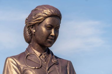 Pinrang Endonezya 22 Kasım 2023: Dr. Hasri Ainun Habibie 'nin annesinin Pare-Pare, Makassar Endonezya' daki bronz heykeli