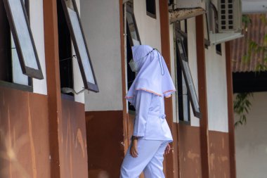 Pinrang Endonezya 22 Kasım 2023: Endonezya Pinrang City 'de bir devlet hastanesinde stajyer hemşire kız.