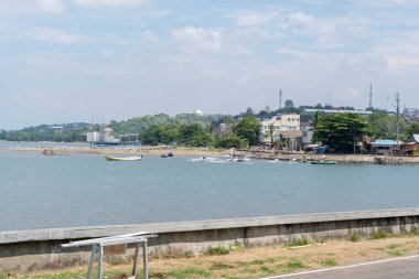 Öğleden sonra Güney Sulawesi 'nin Pare-Pare kentinin kıyı şeridinin doğal manzarası