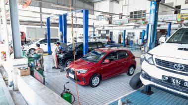 Pinrang Endonezya, 19 Aralık 2023: Resmi Toyota Atölyesi, Parepare Şehri, Güney Sulawesi, Endonezya