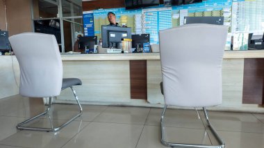 Pinrang Endonezya, 19 Aralık 2023: ofis alanı, hizmet ve sigorta talep odası, yönetim ve kayıt odası, Kalla Toyota Pare-Pare, Güney Sulawesi, Endonezya