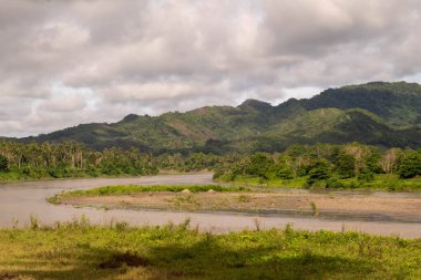 Pinrang Endonezya Januari 10, 2024: Geleneksel yöntemle balık yakalamak, Pinrang sakinleri sabahları geleneksel araçlarla Saddang Nehri kıyısında balık avlıyor.