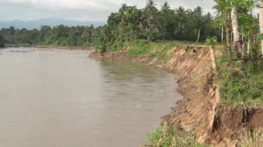 Güney Sulawesi 'nin Teppo ilçesindeki nehir kazıntısı yüzlerce hektarlık tarım arazisinin aşınmasına yol açtı.