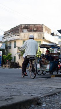 Pinrang Endonezya, 12 Haziran 2024: Pinrang City, Asya Endonezya 'da sabah yolcu bekleyen yaşlı bir adamın klasik portresi.