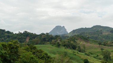 Kırsal bölgelerin, dağların ve tropikal ormanların çok güzel doğal manzaralarının peyzaj fotoğrafı. Öğleden sonra Tungka Enrekang köyünde, Güney Sulawesi, Asya Endonezya