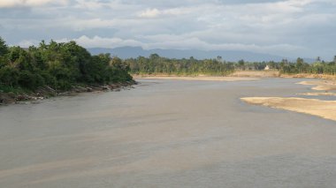 Yerel bir kum madeninin portresi, Saddang Nehri kıyısında geleneksel bir kum madeni, öğleden sonra Pinrang Regency.