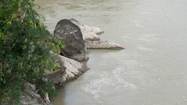 Nehrin kıyısındaki büyük kayaların güzel manzarası, hüzünlü nehir Endonezya 'yı sardı.