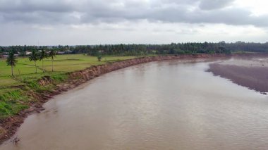 Saddang Nehri 'nin insansız hava aracı, aşınma felaketi, Saddang Nehri kıyısında erozyon, Masolo Köyü, Teppo Alt Bölgesi, Endonezya