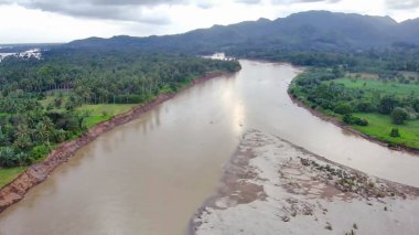 Saddang Nehri 'nin insansız hava aracı, aşınma felaketi, Saddang Nehri kıyısında erozyon, Masolo Köyü, Teppo Alt Bölgesi, Endonezya
