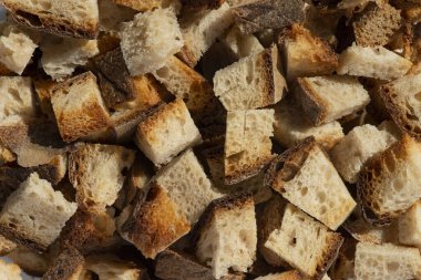 Taze pişmiş çavdar ekmeği, yakından doku, sağlıklı yemek, kuru ekmek kırıntıları.