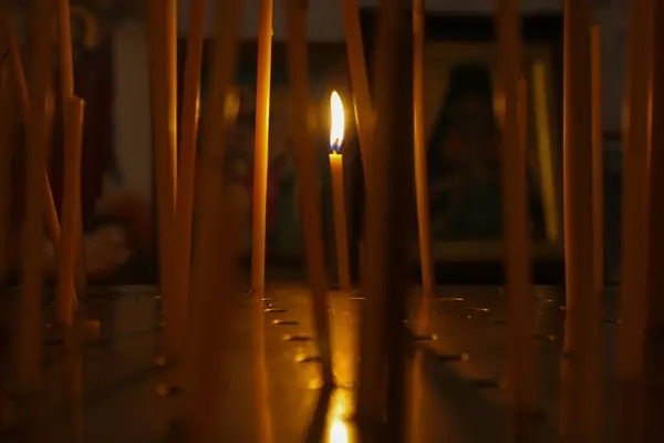 Одинарне Полум Або Світло Від Палаючої Свічки Світиться Помаранчевій Свічці — стокове фото
