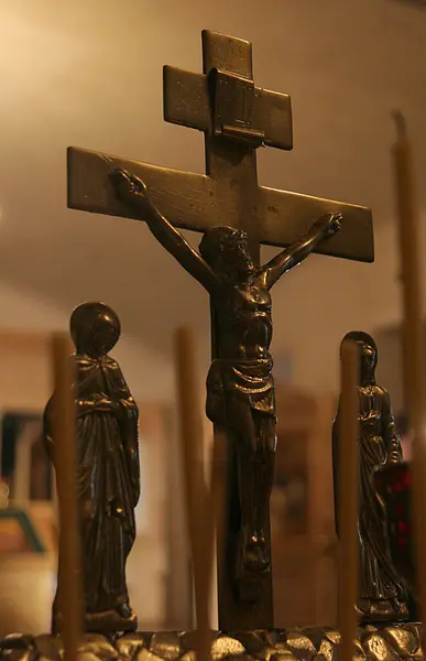 教会のテーブルに十字架につけられたキリストとの鉄の十字架 — ストック写真