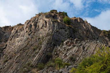 Bazalt sütunlardan oluşan ilginç çokgen yapılar, Garni Vadisi 'ndeki Stonesor Basalt Organ Senfonisi (Ermenistan) olarak da bilinir. Bazalt bazaltik lavların hızlı soğuması sonucu oluşmuş alışılmadık bir volkanik kayadır.
