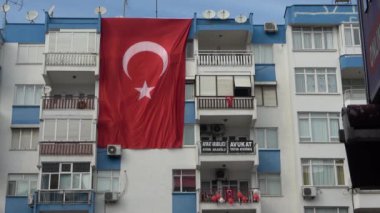 Antalya, Trkiye, 26 Ekim 2023: Türkiye Cumhuriyeti 'nin kuruluşunun 100. yıldönümü hazırlıkları. Türk ulusal bayrakları, üzerinde Atatürk 'ün resminin olduğu pankartlar. Antalya şehrinin şenlikli dekorasyonları.