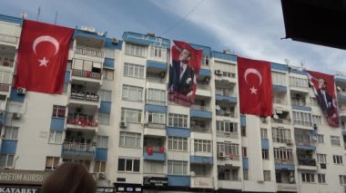 Antalya, Trkiye, 26 Ekim 2023: Türkiye Cumhuriyeti 'nin kuruluşunun 100. yıldönümü hazırlıkları. Türk ulusal bayrakları, üzerinde Atatürk 'ün resminin olduğu pankartlar. Antalya şehrinin şenlikli dekorasyonları.