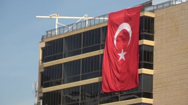 Antalya, Türkiye, 26 Ekim 2023: Türkiye Cumhuriyeti 'nin kuruluşunun 100. yıldönümü hazırlıkları. Ofis binasında Türkiye 'nin büyük ulusal bayrağı. Antalya şehrinin şenlikli dekorasyonları