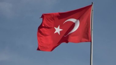 Antalya, Türkiye, 26 Ekim 2023: Türkiye Cumhuriyeti 'nin kuruluşunun 100. yıldönümü hazırlıkları. Türkiye 'nin büyük ulusal bayrağı bayrak direğinde rüzgarda dalgalanıyor. Antalya şehrinin şenlikli dekorasyonları.