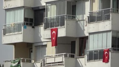 Antalya, Trkiye, 26 Ekim 2023: Türkiye Cumhuriyeti 'nin kuruluşunun 100. yıldönümü hazırlıkları. Türk ulusal bayrakları, üzerinde Atatürk 'ün resminin olduğu pankartlar. Antalya şehrinin şenlikli dekorasyonları.