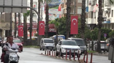 Antalya, Türkiye, 26 Ekim 2023: Türkiye Cumhuriyeti 'nin kuruluşunun 100. yıldönümü hazırlıkları. Yoğun bir otoyolda Türk ulusal bayrakları. Antalya şehrinin şenlikli dekorasyonları.