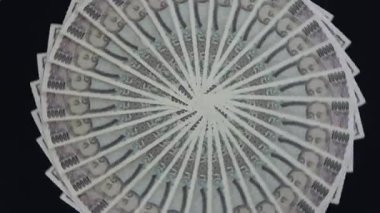 Yuvarlak halinde dönen on bin banknot yakın plan, kağıt yen para. Yukarıdan görüntüle