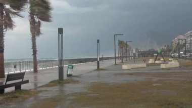 Güçlü, fırtınalı bir rüzgar Türkiye 'nin Antalya sahillerindeki Akdeniz' in dev dalgalarını dağıtıyor.