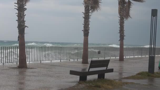 Сильний Штормовий Вітер Розбиває Величезні Хвилі Середземного Моря Пляжах Узбережжя — стокове відео