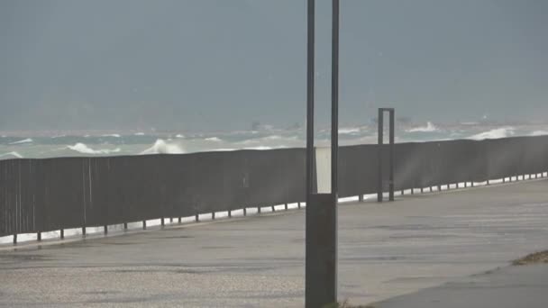 Een Sterke Stormachtige Wind Breekt Enorme Golven Van Middellandse Zee — Stockvideo