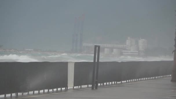 在土耳其安塔利亚海岸的海滩上 一阵大风吹散了地中海的巨浪 — 图库视频影像