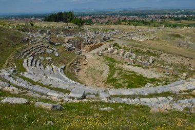 Pisidia Antakya 'daki tiyatronun orijinal mimarisi. Kent, I. Antiochus tarafından MÖ 281 ile MÖ 261 yılları arasında kurulmuş ve Yalvac ilinin Isparta ilçesi yakınlarında yer almaktadır.. 