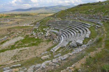 Pisidia Antakya 'daki tiyatronun orijinal mimarisi. Kent, I. Antiochus tarafından MÖ 281 ile MÖ 261 yılları arasında kurulmuş ve Yalvac ilinin Isparta ilçesi yakınlarında yer almaktadır.. 