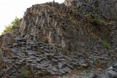 Bazalt sütunlardan yapılmış ilginç çokgen yapılar, ayrıca Ermenistan 'ın Garni Vadisi' ndeki Basalt Organı veya Taşlar Senfonisi olarak da bilinir.