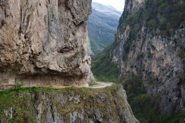 Kabardino-Balkaria, Rusya 'daki Kafkasya dağlarındaki Cherek vadisi manzarası. Yüksek kalite fotoğraf