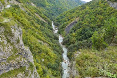 Kabardino-Balkaria, Rusya 'daki Kafkasya dağlarındaki Cherek vadisi manzarası. Yüksek kalite fotoğraf