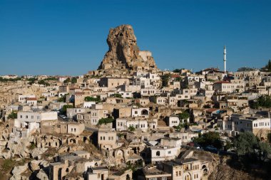 Türkiye 'deki Ortahisar Şatosu ve tarihi eski Kapadokya kentinin panoramik manzarası. 