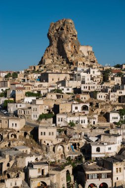 Türkiye 'deki Ortahisar Kalesi ve tarihi eski Cappadocia kasabasının panoramik manzarası. dikey resim