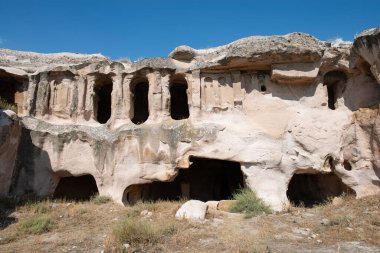  Açık Saray olarak da bilinen Acik Saray, Türkiye 'nin volkanik manzarasına oyulmuş iç kompleksleri ve mağara kiliseleri ile benzersiz bir yerleşim yeridir.
