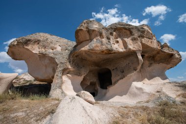 Açık Saray olarak da bilinen Acik Saray, Türkiye 'nin volkanik manzarasına oyulmuş iç kompleksleri ve mağara kiliseleri ile benzersiz bir yerleşim yeri.