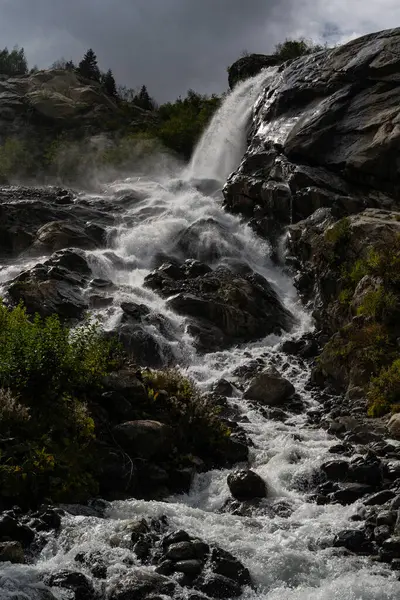 Yalovchatka Nehri 'nin Alibeck Buzulu, Dombay, Karachai-Çerkessia, Rusya' dan düşmesi sonucu oluşan Alibek Şelalesi manzarası. Yüksek kalite fotoğraf