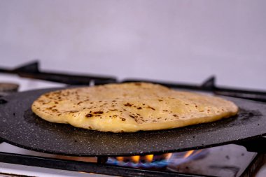 Geleneksel Kafkas tortillalarını patates püresi, süzme peynir ve otlarla doldurma süreci.. 