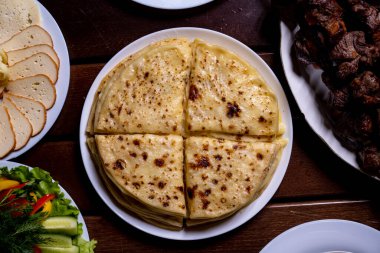 İçinde patates püresi, süzme peynir ve şifalı bitkiler olan bir yığın geleneksel beyaz ekmek. Yukarıdan görüntüle.